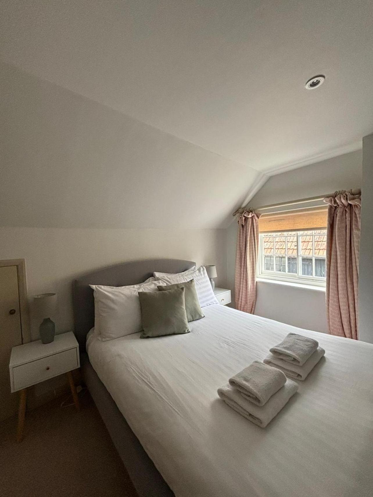 Elegant Oak Beamed House In Pretty Village - Cambridge Homehost Buckden  Exteriér fotografie